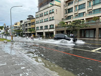 颱風蘇拉漸遠離  台南運河滿潮倒灌局部淹水