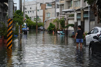 逢年度大潮海水倒灌 屏東東港水漫道路、溢淹民宅