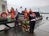 颱風海葵來襲小琉球船班停航 海巡派艇馳援骨折婦