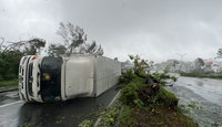 海葵發威掀翻17噸冷凍貨車 樹倒電線桿倒塌