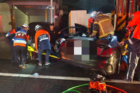 台南佳里賓士深夜自撞電桿 車輛扭曲變形2死3重傷