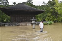 颱風鴛鴦轉低氣壓降大雨 日本國寶建物及逾千民宅泡水