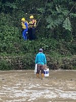 台中東勢區溪水暴漲 釣客受困沙洲被救上岸
