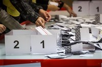 香港民主黨決定投入區議會選舉 各方關注