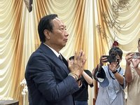 赴靈堂給殉職勇消上香 郭台銘喊心痛盼悲劇不發生