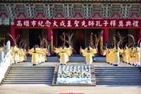 高市左營孔廟祭孔  民眾拔智慧毛過聰門領智慧糕