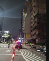 颱風小犬侵襲  高雄大樓外牆帆布鬆脫工人涉險拆除