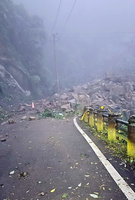 嘉130線大量落石坍方  道路中斷無法通行