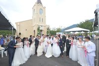 梨山耶穌堂敲響幸福鐘聲 見證12對新人浪漫婚禮