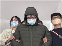 Linbay好油版主林裕紘抵台不發一語 桃警帶回偵訊