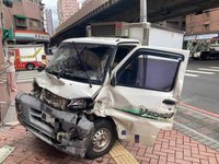 三重7旬翁駕車擦撞貨車  5人受傷送醫