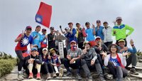 21名跑者登海拔3536公尺南湖北山  舞國旗慶雙十