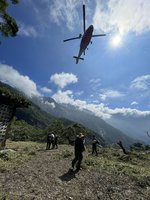 屏東男困山區多日發燒不退  直升機救援吊掛送醫