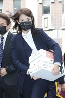 涉貪案抱資料出庭  高虹安：助理工作及加班證據