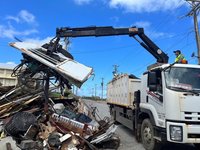 颱風小犬蹂躪1天 蘭嶼清出450噸垃圾將近1年量