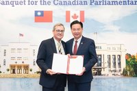 加拿大議員團贈吳釗燮友台法案影本 彰顯堅定支持