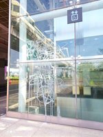 中捷大慶站電梯玻璃帷幕遭塗鴉 南非男辯一時技癢