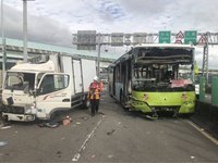 新北三重中山橋公車貨車擦撞  12名乘客受傷送醫