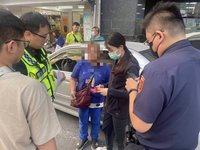 台南女談網戀佯裝交款 警逮64歲女車手