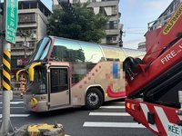 遊覽車汐止右轉疑未停讓  斑馬線上婦人遭撞送醫