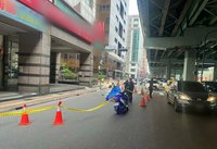 新北男子高樓墜落死亡 女騎士遭波及失控撞分隔島