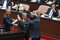 費鴻泰質詢邱國正爆口角  陳建仁當和事佬緩頰