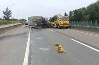 西濱後龍段大貨車擦撞翻覆  駕駛擦挫傷送醫