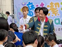 賴清德化身威廉王子  結合林志潔親子互動零距離