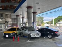彰化男駕車疑恍神撞進加油站 無辜顧客遭撞傷