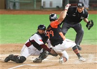 嚴宏鈞季後挑戰賽3戰蹲捕先發 直言「不怕死就有好結果」