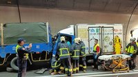 國5雪山隧道4車追撞  貨車司機受困獲救