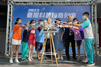 台灣科普列車抵台南 QQ球、怪怪飛行器讓學生玩科學