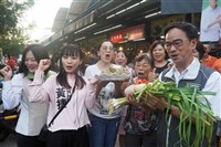 甫獲徵召忙高雄第6選區拜票 黃捷：這席不能掉棒