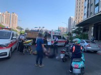 高雄砂石車右轉擦撞騎士 8旬男乘客送醫搶救