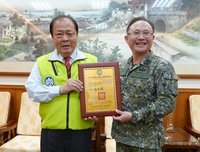 澎防部政戰主任楊世盛榮退  陳光復聘任縣政顧問