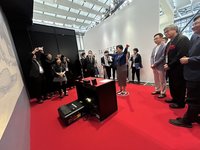小池百合子訪台灣形象展 最愛故宮「翠玉白菜」