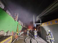 台中東興市場火警2人傷 波及22輛機車1貨車