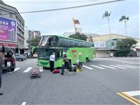 花蓮92歲老翁走行人穿越道  遭遊覽車撞上命危