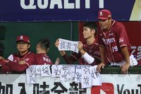 宋嘉翔舉「我有了」布條引熱議 首次季後賽有收穫