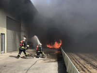 台中大肚連棟倉庫大火 濃煙竄天際國道看得見