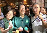 賴清德獲贈小豬撲滿 支持者傳遞期待與信賴