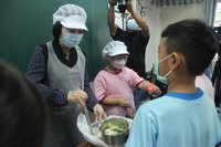 屏東推班班吃鱸魚 6.3萬師生嚐在地鮮味