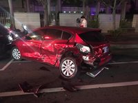 苗栗男子開車用手機拒檢  加速逃逸自撞路旁車