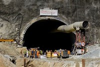 印度隧道坍塌40人受困5天 救難隊靠水管供氧及乾糧