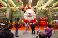 新北歡樂耶誕城點燈 侯友宜現身與民眾玩自拍