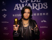 鄭浩均奪新人王龐克搖滾造型亮眼 喊話投手三冠王