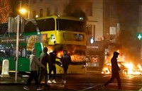都柏林傳持刀攻擊3學童傷 數百群眾抗議與警爆衝突