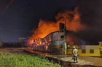 桃園資源回收場大火  鄰近國道工程車路肩待命