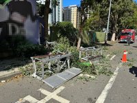 新北林口建案工地起重車吊臂倒塌  司機受傷送醫