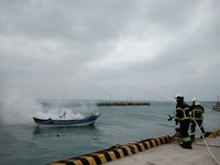 澎湖瓦硐漁港火燒船 船長救火全身50%燒燙傷送醫